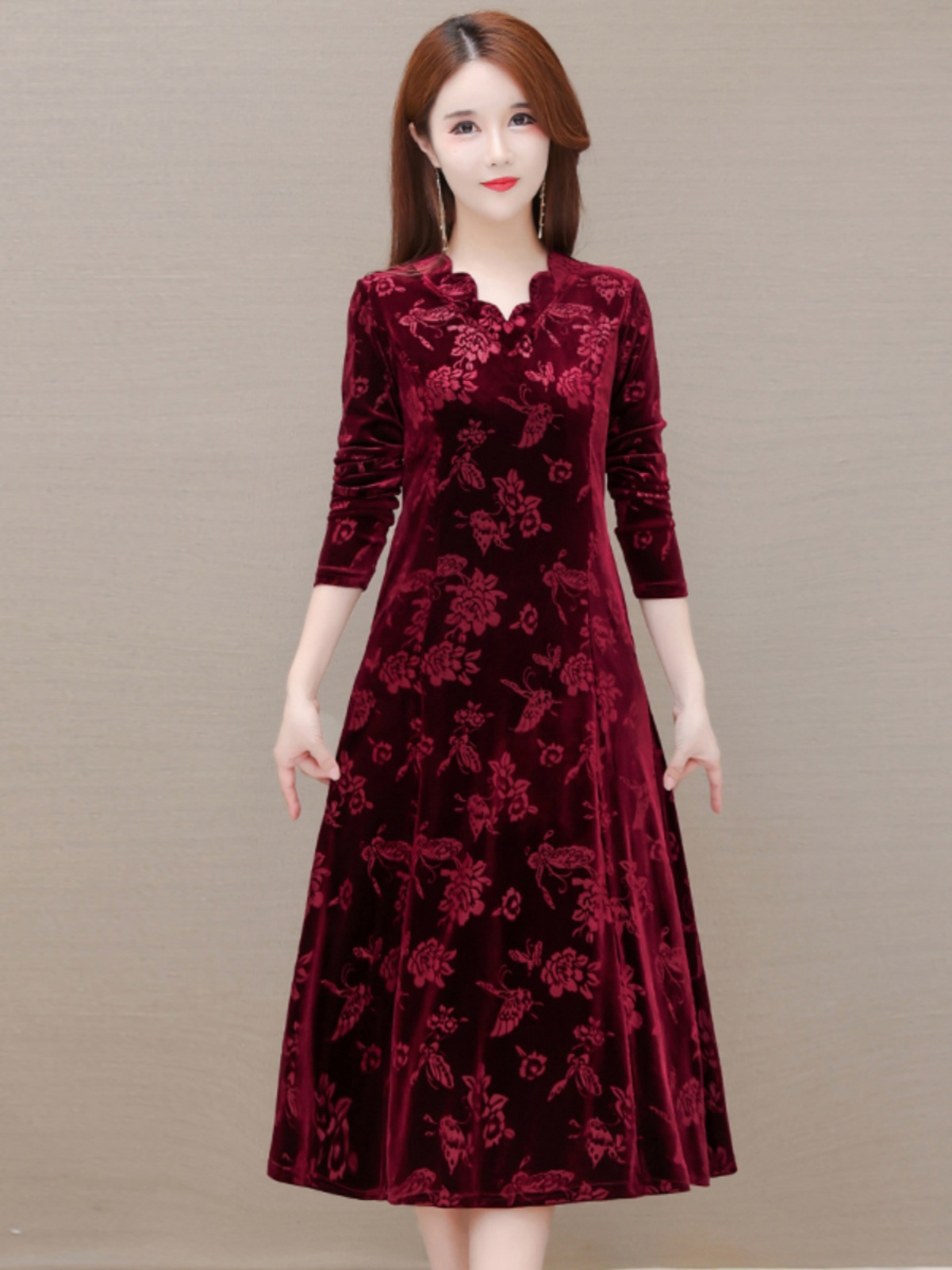 Women Fashion Over The Years - Элегантное бархатное платье с V-образным вырезом,